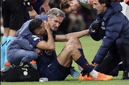 Hakimi rời sân trong nước mặt sau pha va chạm mạnh